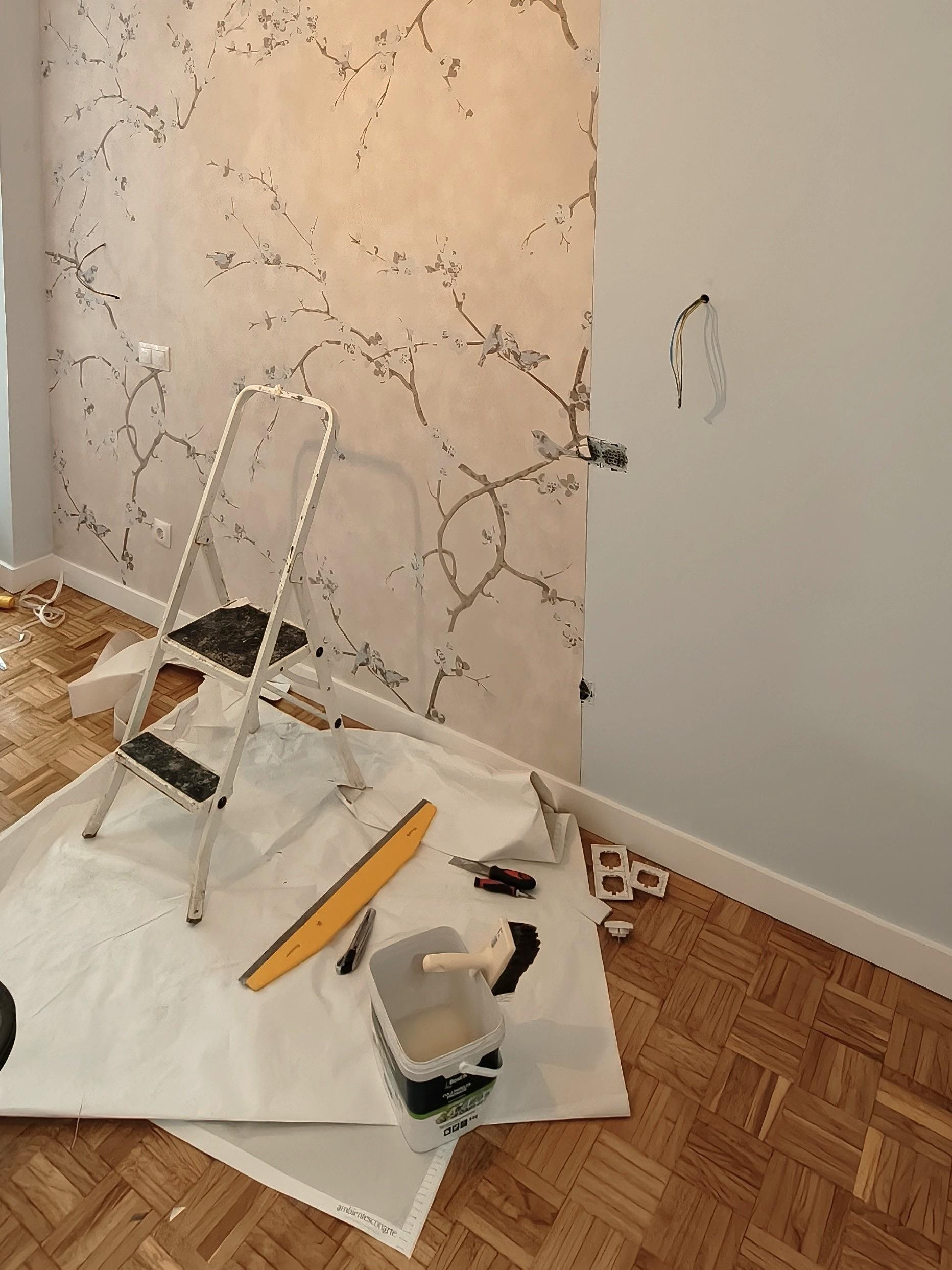 Cómo colocar papel pintado paso a paso (y quién lo instala en Madrid)